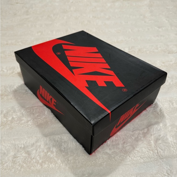 Jordan 1 Retro High
Bloodline (GS) SIZE 4 - Picture 2 of 12